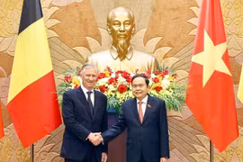 National Assembly Chairman Tran Thanh Man (R) hosts visiting King Philippe of Belgium in Hanoi on April 1 (Photo: VNA)