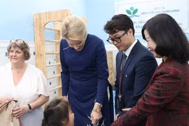 Queen Mathilde of Belgium talks to children undertaking treatment at the Vietnam National Children's Hospital (Photo: VNA)