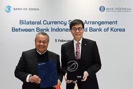 Bank of Korea (BOK) Gov. Rhee Chang-yong (R) and his Indonesian counterpart, Perry Warjiyo, pose for a photo during a signing ceremony for the renewal of the RoK-Indonesia currency swap arrangement in Seoul on February 5. (Photo: provided by the BOK)