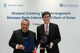 Bank of Korea (BOK) Gov. Rhee Chang-yong (R) and his Indonesian counterpart, Perry Warjiyo, pose for a photo during a signing ceremony for the renewal of the RoK-Indonesia currency swap arrangement in Seoul on February 5. (Photo: provided by the BOK)