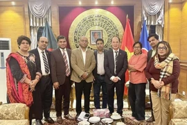 Vietnamese Ambassador to Bangladesh Nguyen Manh Cuong (fourth from right) and local media representatives (Photo: VNA)