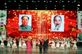 A performance celebrates the neighbourly friendship between Vietnam and China, conveying a message about the bright prospects for the two countries' relations. (Photo: VNA)