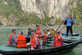 International tourists visit Ha Long Bay (Photo: thanhnien.vn)