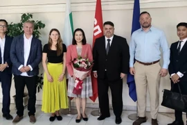 From left: Vietnamese Ambassador to Bulgaria Nguyen Thi Minh Nguyet (4th), Chairman of the Bulgarian Socialist Party and Deputy Prime Minister of Bulgaria Atanas Zafirov (5th), and other delegates at the meeting (Photo: VNA)