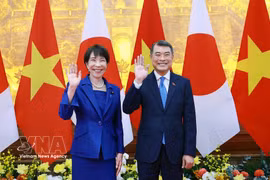 Prime Minister Le Minh Hung and Japanese Prime Minister Takaichi Sanae pose for a photo at the official welcome ceremony on May 2, 2026. (Photo: VNA)