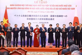 Prime Minister Le Minh Hung and Japanese Prime Minister Takaichi Sanae pose for a group photo with delegates. (Photo: VNA)