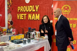 SIAL Canada CEO Stéphane Thuillier (right) visits the Vietnam pavilion and speaks with a representative of the Vietnam Trade Office. (Photo: VNA)