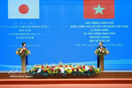 Prime Minister Le Minh Hung (R) and his Japanese counterpart Takaichi Sanae at the press briefing (Photo: VNA)