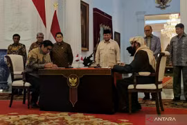 President of Indonesia Prabowo Subianto (centre) witnesses the signing of a memorandum of understanding (MoU) on funding one million houses for Low-Income between Indonesia and Qatar on January 8, 2024 (Photo: Antara)