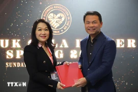 Nguyen Thi Li Le, President of the Vietnamese Business and Entrepreneurs Association in the UK (VBUK), and Nguyen Thanh Vinh, President of the Vietnam Business Association in Belgium (VBAB), exchange an MoU on strengthening cooperation between the two associations. (Photo: VNA)