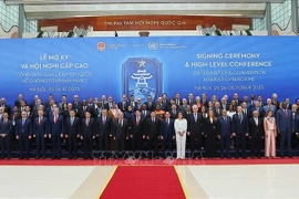 State President Luong Cuong and UN Secretary-General Antonio Guterres pose for a group photo with heads of delegations attending the Signing Ceremony of the Hanoi Convention. (Photo: VNA)