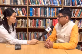 Professor Harsh V. Pant, Vice President of the Observer Research Foundation (ORF) speaks to the Vietnam News Agency’s correspondents in New Delhi. (Photo: VNA)