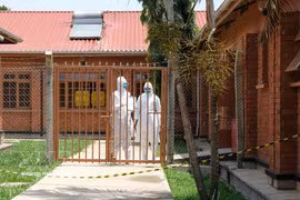 Healthcare workers are employed in an isolation and treatment area for patients infected with the Ebola virus in Entebbe, Uganda. (Photo: Xinhua/VNA)