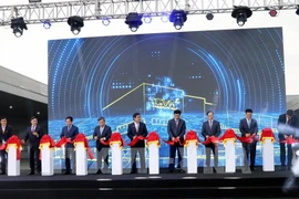 Delegates cut the ribbon to inaugurate the Thanh Cong Viet Hung automobile manufacturing plant (Photo: VNA)