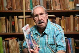 Rafael Suengas talks to Vietnam News Agency correspondents in Cuba. (Photo: VNA)