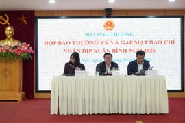 The sixth round of reciprocal tariff negotiations with the US is expected to take place next week, according to Deputy Minister of Industry and Trade Nguyen Sinh Nhat Tan (centre) (Photo: moit.gov.vn)