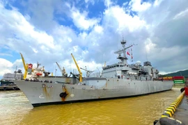 On the morning of November 14, the French Navy frigate Prairial anchors at Tien Sa Port, beginning a six-day friendly visit to Da Nang (Photo: Thanh VietnamPlus)