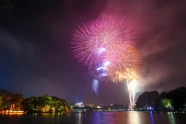 A high-altitude firework display on Hoan Kiem Lake (Photo: VNA)