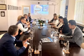 The meeting between Vietnamese Ambassador to Bulgaria Nguyen Thi Minh Nguyet and leader of the Alcomet factory. (Photo courtesy of the Vietnamese Embassy in Bulgaria)