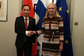 Acting Vietnamese Minister of Foreign Affairs Le Hoai Trung and Finnish Minister for Foreign Affairs Elina Valtonen at their meeting in Helsinki on October 21. (Photo: nhandan.vn)