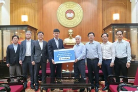 Samsung Vietnam donates 10 billion VND (over 379,000 USD) to help residents in flood-hit provinces overcome the consequences of recent storms. (Photo: samsung.com)
