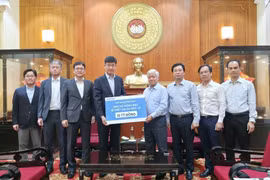 Samsung Vietnam donates 10 billion VND (over 379,000 USD) to help residents in flood-hit provinces overcome the consequences of recent storms. (Photo: samsung.com)