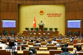 An overview of deputies' voting to pass a law as part of the 15th National Assembly's 10th session (Photo: VNA)