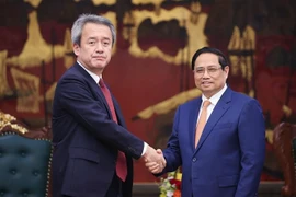 Prime Minister Pham Minh Chinh (R) and Masayuki Omoto, CEO of Marubeni Corporation at their meeting on July 14. (Photo: VNA)