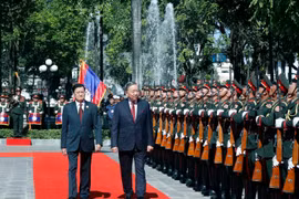 General Secretary of the Communist Party of Vietnam (CPV) Central Committee To Lam (right) and General Secretary of the Lao People’s Revolutionary Party (LPRP) and President of Laos Thongloun Sisoulith inspect the guard of honour at the welcome ceremony on December 1. (Photo: VNA)