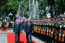 General Secretary of the Communist Party of Vietnam (CPV) Central Committee To Lam (right) and General Secretary of the Lao People’s Revolutionary Party (LPRP) and President of Laos Thongloun Sisoulith inspect the guard of honour at the welcome ceremony on December 1. (Photo: VNA)