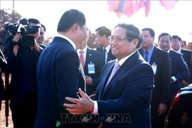 Vietnamese and Laos PMs at the groundbreaking ceremony of Vietnam-Laos Friendship Park (Photo: VNA)