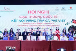 Representatives from agencies and businesses sign cooperation agreements at the conference. (Photo: VNA)