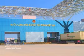 Vehicles transporting import and export goods at Bac Luan II Bridge border gate. (Photo: VNA)