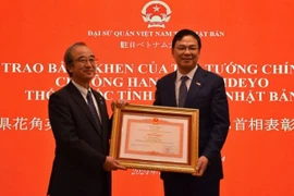 Vietnamese Ambassador to Japan Pham Quang Hieu (R) hands over Prime Minister Pham Minh Chinh's Certificate of Merit to Governor of Niigata prefecture Hanazumi Hideyo on December 20. (Photo: VNA)