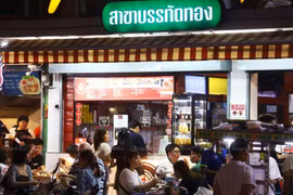 Street food restaurants on Banthat Thong Road in Bangkok. (Photo: bangkokpost.com) 