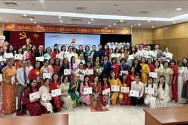The training course for overseas Vietnamese teachers abroad, which serves as a bridge connecting Vietnamese expats with their homeland, closes in Hanoi on August 28. (Photo: VNA)