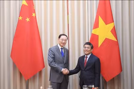 Permanent Deputy Minister of Foreign Affairs Nguyen Minh Vu (R) welcomes Chinese Vice Foreign Minister Sun Weidong (Photo: Ministry of Foreign Affairs)