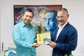 Ambassador Vu Trung My presents Minister of Culture Ernesto Villegas with some typical works of President Ho Chi Minh. (Photo: VNA)