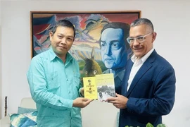 Ambassador Vu Trung My presents Minister of Culture Ernesto Villegas with some typical works of President Ho Chi Minh. (Photo: VNA)