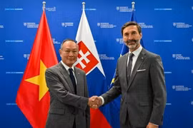 Slovak Minister of Foreign and European Affairs Juraj Blanár (right) and Vietnamese Ambassador to Slovakia Pham Truong Giang. (Photo: VNA)