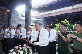 Party General Secretary To Lam and his delegation offer flowers and incense at Chung Son Temple dedicated to President Ho Chi Minh's ancestors. (Photo: VNA)