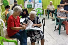 Senior citizens in Paltok Elementary School in Quezon City cast their votes, with the help of their relatives on May 12. (Photo: tribune.net.ph)