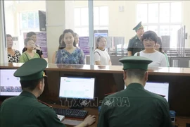 People take immigration procedures at Tan Thanh (Vietnam) - Puzhai (China) border crossing. (Photo: VNA)