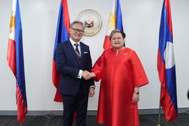 Lao FM Thongsavanh Phomvihane (L) and Philippine Secretary of Foreign Affairs Maria Theresa P. Lazaro (Photo: https://kpl.gov.la/)