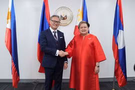 Lao FM Thongsavanh Phomvihane (L) and Philippine Secretary of Foreign Affairs Maria Theresa P. Lazaro (Photo: https://kpl.gov.la/)