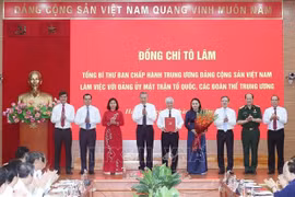 Party General Secretary To Lam (fourth from left) presents the Party Committee of the VFF and central mass organisations with the Politburo’s Decision No. 304-QD/TW, which outlines the new structure, functions and tasks of the VFF Central Committee (Photo: VNA)