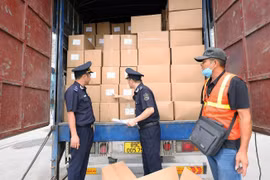 Quang Ninh province's customs officers inspect export goods at Bac Luan international border gate. (Photo: VNA)