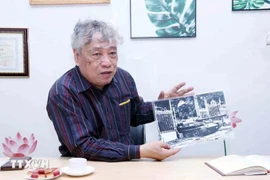 Journalist Tran Mai Huong and his iconic photo of Tank 846 of the Liberation Army entering the Independence Palace on April 30, 1975. (Photo: VNA)