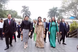 From left: Prime Minister Pham Minh Chinh’s spouse Le Thi Bich Tran (3rd) and Loo Tze Lui (2nd), spouse of visiting Singaporean PM Lawrence Wong, entering the Vietnam Museum of Ethnology in Hanoi on May 26 morning. (Photo: VNA)