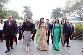 From left: Prime Minister Pham Minh Chinh’s spouse Le Thi Bich Tran (3rd) and Loo Tze Lui (2nd), spouse of visiting Singaporean PM Lawrence Wong, entering the Vietnam Museum of Ethnology in Hanoi on May 26 morning. (Photo: VNA)